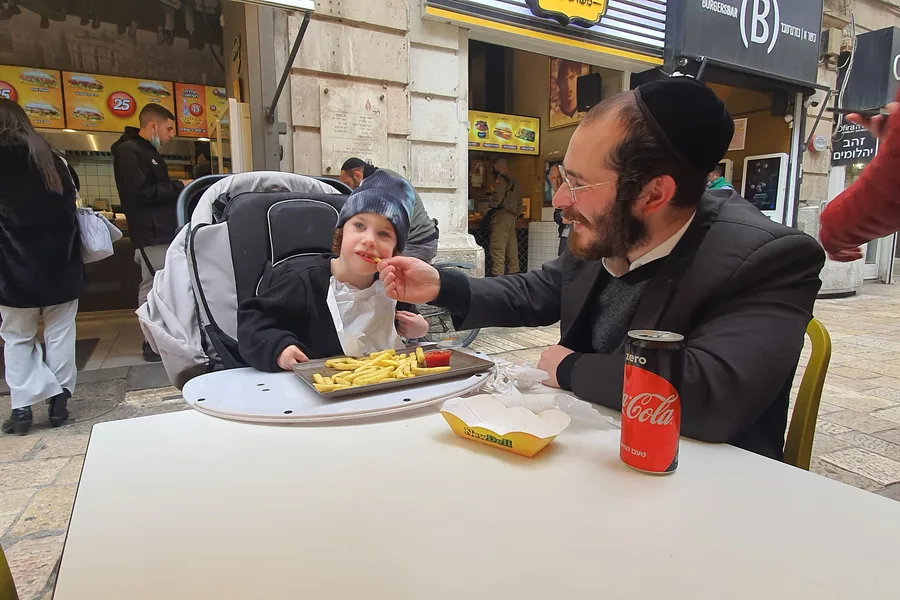 יהודה מאכיל את יענקי — רגע של אבא ובן